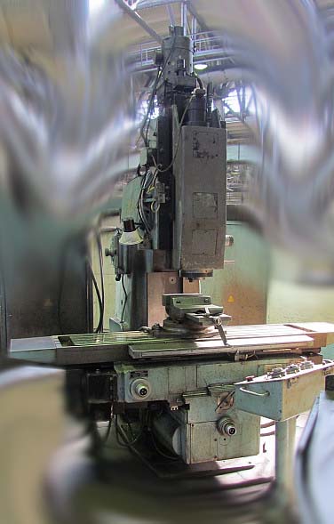 Фото вертикального консольно-фрезерного верстата 6М13У